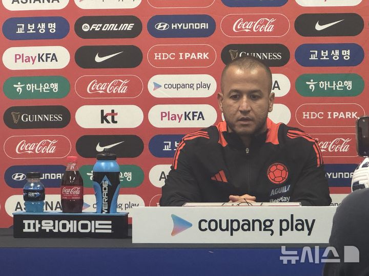 [인천=뉴시스] 김진엽 기자= 앙헬로 마르실리아 콜롬비아 감독이 30일 인천남동아시아드럭비경기장에서 열린 한국 여자축구 대표팀과의 친선 경기 1차전 경기 후 기자회견에서 취재진의 질문에 답하고 있다. 2025.05.30. wlsduq123@newsis.com