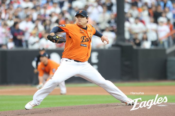 [서울=뉴시스] 프로야구 한화 이글스 류현진이 24일 대전 한화생명볼파크에서 열린 2025 신한 쏠뱅크 KBO리그 롯데 자이언츠와의 경기에 선발 등판해 공을 던지고 있다. (사진=한화 이글스 제공) 2025.05.24. *재판매 및 DB 금지