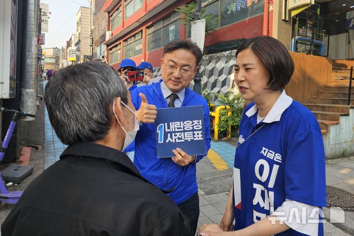 [인천=뉴시스] 조국혁신당 신장식 국회의원(가운데)과 남영희 인천 더불어민주당 동구미추홀구을 지역위원장(오른쪽)이 30일 인천 미추홀구에서 시민의 목소리를 청취하고 있다. (사진=민주당 동구미추홀구을 지역위원회 제공) 2025.05.30. photo@newsis.com