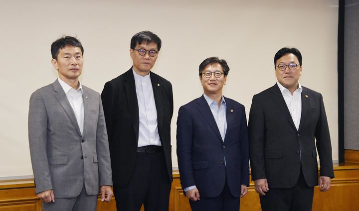 [서울=뉴시스] 김범석 기획재정부 장관 직무대행 1차관이 30일 오전 서울 중구 은행회관에서 열린 '거시경제·금융현안 간담회' 시작에 앞서 기념촬영 하고 있다. 왼쪽부터 이복현 금융감독원장, 이창용 한국은행 총재, 김 직무대행, 김병환 금융위원장. (사진=기획재정부 제공) 2025.05.30. photo@newsis.com *재판매 및 DB 금지