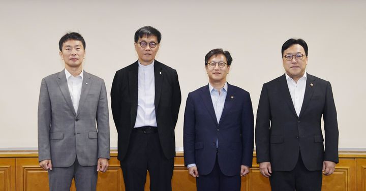 [서울=뉴시스] 김범석 기획재정부 장관 직무대행 1차관이 30일 오전 서울 중구 은행회관에서 열린 '거시경제·금융현안 간담회' 시작에 앞서 기념촬영 하고 있다. 왼쪽부터 이복현 금융감독원장, 이창용 한국은행 총재, 김 직무대행, 김병환 금융위원장. (사진=기획재정부 제공) 2025.05.30. photo@newsis.com *재판매 및 DB 금지