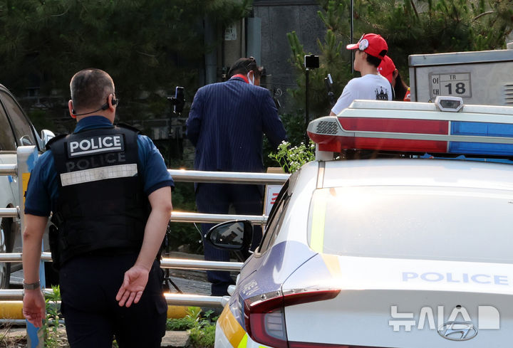 [서울=뉴시스] 이영환 기자 = 제21대 대통령 선거 사전투표 이틀째인 지난 30일 오전 서울 서대문구 구 신촌동주민센터에 마련된 사전투표소 인근에 경찰과 유튜버가 대기하고 있다. 2025.05.30. 20hwan@newsis.com