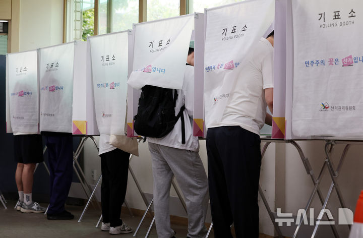 [서울=뉴시스] 이영환 기자 = 유권자들이 제21대 대통령 선거 사전투표 이틀째인 30일 오전 서울 서대문구 구 신촌동주민센터에 마련된 사전투표소에서 투표를 하고 있다. 2025.05.30. 20hwan@newsis.com