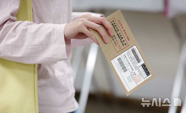 [서울=뉴시스] 이영환 기자 = 유권자들이 제21대 대통령 선거 사전투표 이틀째인 30일 오전 서울 서대문구 구 신촌동주민센터에 마련된 사전투표소에서 투표를 하고 있다. 2025.05.30. 20hwan@newsis.com