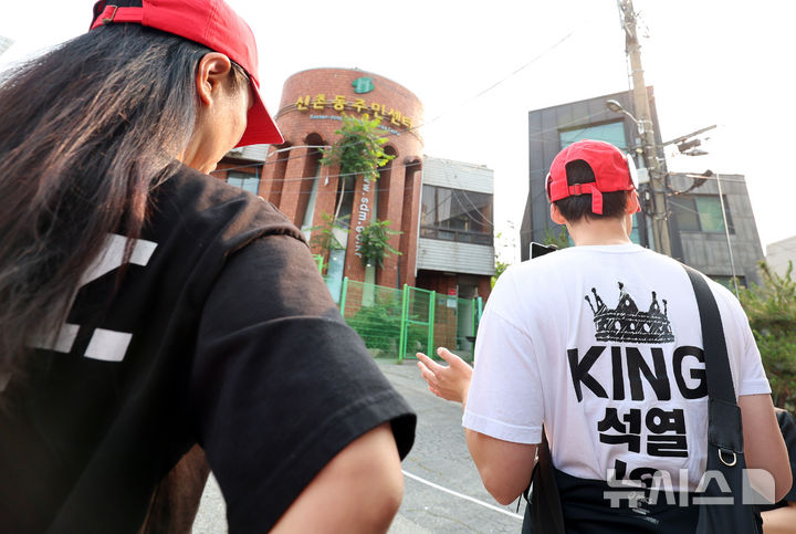 [서울=뉴시스] 이영환 기자 = 제21대 대통령 선거 사전투표 이틀째인 30일 오전 서울 서대문구 구 신촌동주민센터에 마련된 사전투표소 인근에 유튜버들이 대기하고 있다.구 신촌동주민센터에 마련된 사전투표소에서는 전날 투표용지와 회송용 봉투가 외부로 반출되는 일이 발생했으며 중앙선거관리위원회는 관리부실 책임을 인정하는 대국민 사과문을 발표했다. 2025.05.30. 20hwan@newsis.com