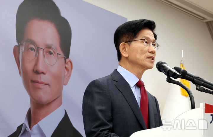 [서울=뉴시스] 조성봉 기자 = 김문수 국민의힘 대선후보가 30일 오전 서울 여의도 중앙당사에서 대국민 호소문을 발표하고 있다.2025.05.30. suncho21@newsis.com
