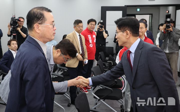 [서울=뉴시스] 조성봉 기자 = 김문수 국민의힘 대선후보가 30일 오전 서울 여의도 중앙당사에서 대국민 호소문 발표를 마치고 선거대책위 관계자들과 악수하고 있다.2025.05.30. suncho21@newsis.com