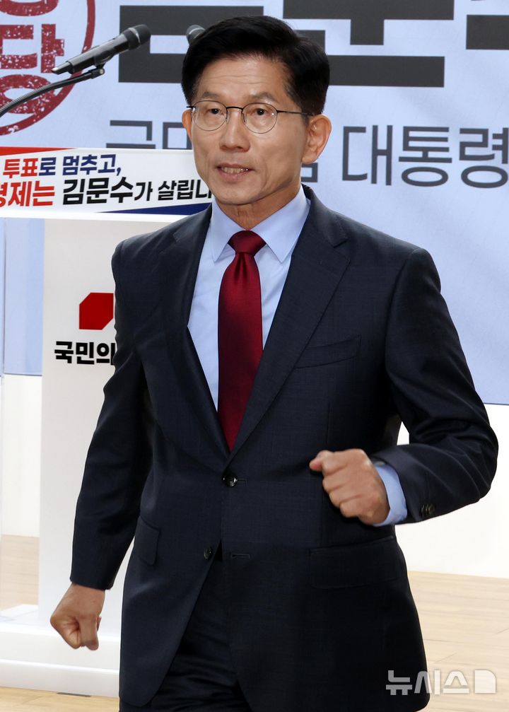 [서울=뉴시스] 조성봉 기자 = 김문수 국민의힘 대선후보가 30일 오전 서울 여의도 중앙당사에서 대국민 호소문 발표를 마치고 이동하고 있다.2025.05.30. suncho21@newsis.com