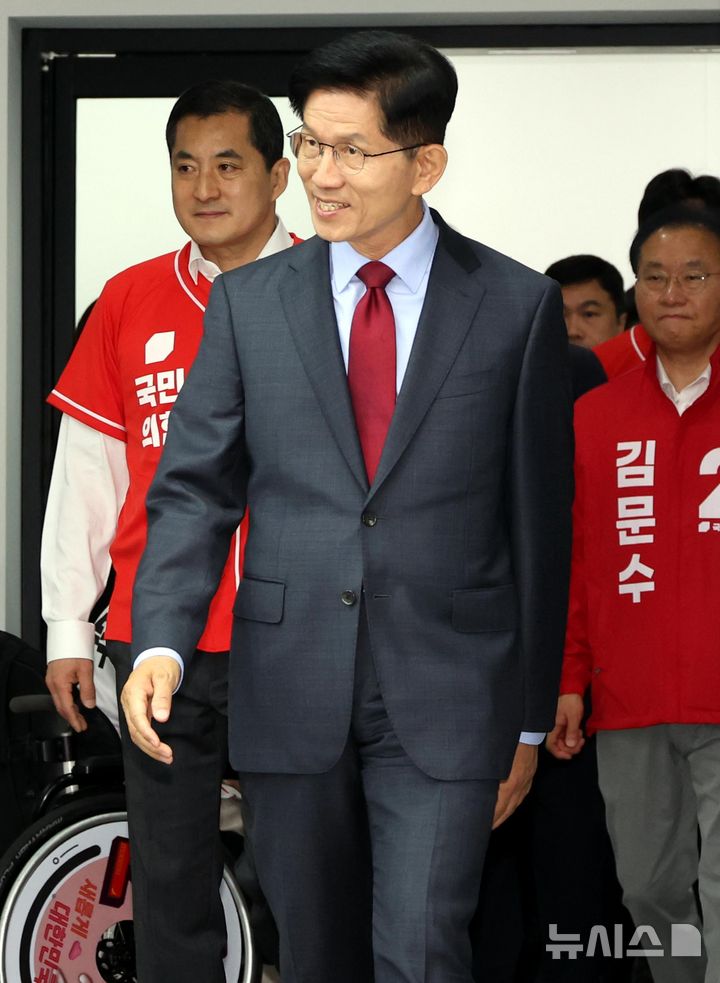 [서울=뉴시스] 조성봉 기자 = 김문수 국민의힘 대선후보가 30일 오전 서울 여의도 중앙당사에서 대국민 호소문을 발표하기 위해 입장하고 있다.2025.05.30. suncho21@newsis.com