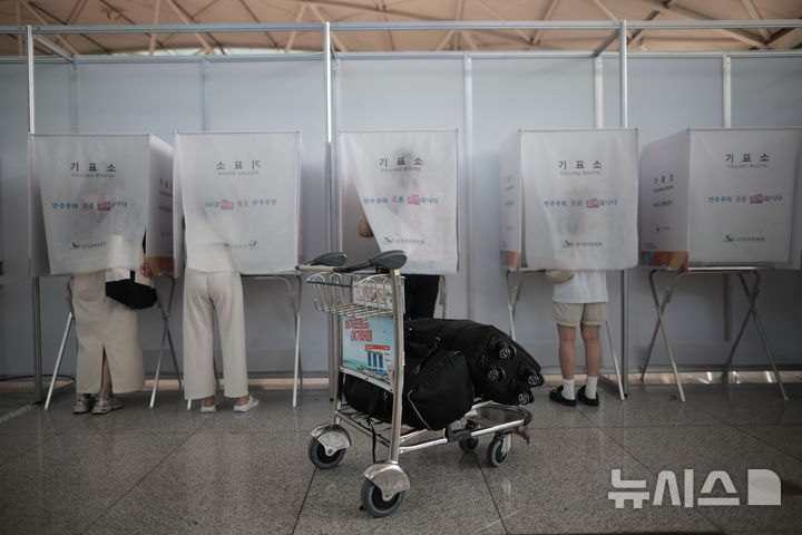 [인천공항=뉴시스] 정병혁 기자 = 제21대 대통령 선거 사전투표 마지막 날인 30일 인천국제공항 제1터미널 출국장에 설치된 사전투표소를 찾은 유권자들이 투표를 하고 있다. 2025.05.30. jhope@newsis.com