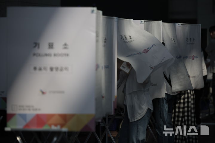 [인천공항=뉴시스] 정병혁 기자 = 제21대 대통령 선거 사전투표 마지막 날인 30일 인천국제공항 제1터미널 출국장에 설치된 사전투표소를 찾은 유권자들이 투표를 하고 있다. 2025.05.30. jhope@newsis.com