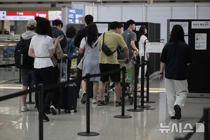 [인천공항=뉴시스] 정병혁 기자 = 제21대 대통령 선거 사전투표 마지막 날인 30일 인천국제공항 제1터미널 출국장에 설치된 사전투표소를 찾은 유권자들이 투표를 하기 위해 줄 서 있다. 2025.05.30. jhope@newsis.com