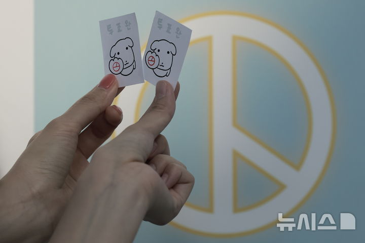 [인천공항=뉴시스] 정병혁 기자 = 제21대 대통령 선거 사전투표 마지막 날인 30일 인천국제공항 제1터미널 출국장에 설치된 사전투표소를 찾은 유권자들이 투표를 마친 뒤 인증사진을 찍고 있다. 2025.05.30. jhope@newsis.com