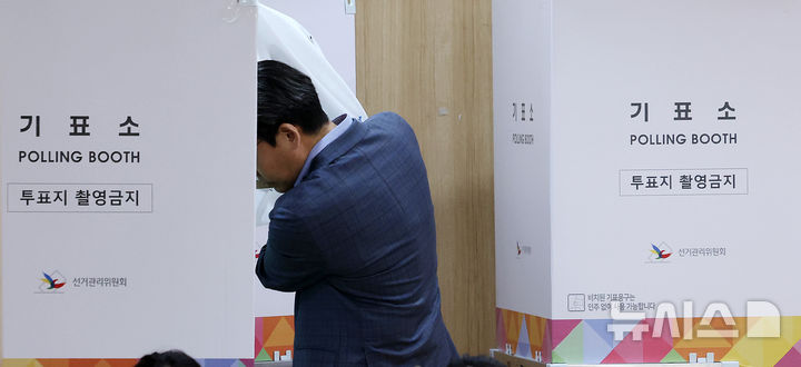 [서울=뉴시스] 이영환 기자 = 유권자들이 제21대 대통령 선거 사전투표 이틀째인 30일 오전 서울 영등포구 여의동주민센터에 마련된 사전투표소에서 투표를 하고 있다. 2025.05.30.  20hwan@newsis.com