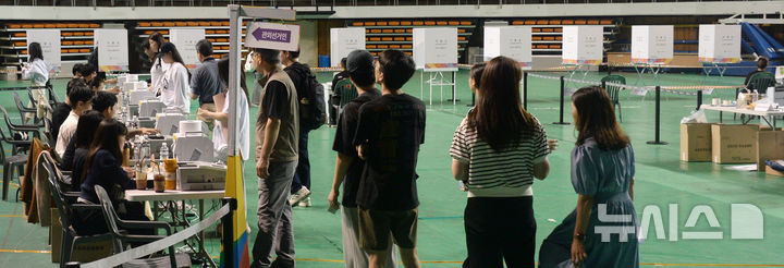 [전주=뉴시스] 김얼 기자 = 제21대 대통령 선거 사전투표 둘째 날인 30일 전북 전주시 덕진구 전주실내체육관에 마련된 사전투표소를 찾은 시민들이 투표를 하기 위해 줄지어 서 있다. 2025.05.29. pmkeul@newsis.com