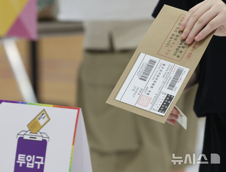 [인천=뉴시스] 전진환 기자 = 제21대 대통령선거 사전투표 마지막 날인 30일 오전 인천시 미추홀구 용현초등학교에 마련된 사전투표소에서 한 유권자가 투표를 하고 있다.&nbsp; 2025.05.30.&nbsp; amin2@newsis.com