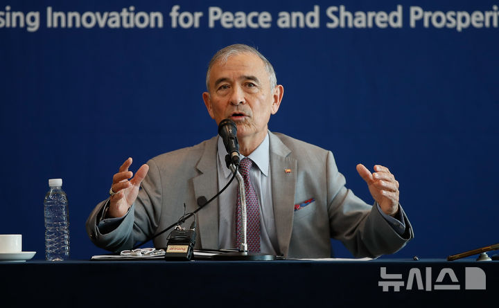 [서귀포=뉴시스] 우장호 기자 = 해리 해리스 전 주한미국대사가 30일 오전 제주 서귀포시 제주국제컨벤션센터에서 열린 '제20회 평화와 번영을 위한 제주포럼'에 참석해 기자회견을 하고 있다. 2025.05.30. woo1223@newsis.com