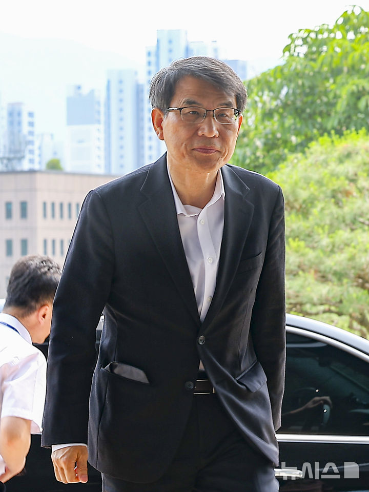 [과천=뉴시스] 김근수 기자 = 노태악 중앙선거관리위원회 위원장이 30일 경기 과천 중앙선거관리위원회 청사 안으로 들어가고 있다. 2025.05.30. ks@newsis.com