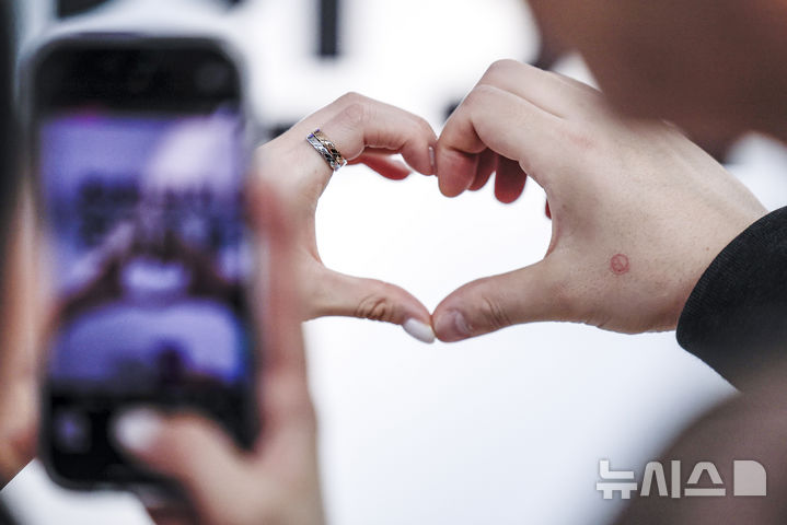 [인천공항=뉴시스] 정병혁 기자 = 제21대 대통령 선거 사전투표 마지막 날인 30일 인천국제공항 제1터미널 출국장에 설치된 사전투표소를 찾은 유권자들이 투표를 마친 뒤 인증사진을 찍고 있다. 2025.05.30. jhope@newsis.com