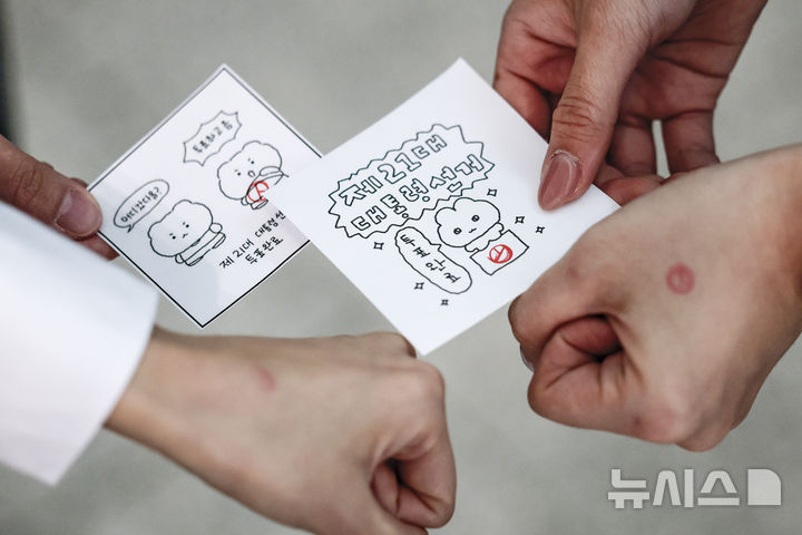 [인천공항=뉴시스] 정병혁 기자 = 제21대 대통령 선거 사전투표 마지막 날인 30일 인천국제공항 제1터미널 출국장에 설치된 사전투표소를 찾은 유권자들이 투표를 마친 뒤 인증사진을 찍고 있다. 2025.05.30. jhope@newsis.com