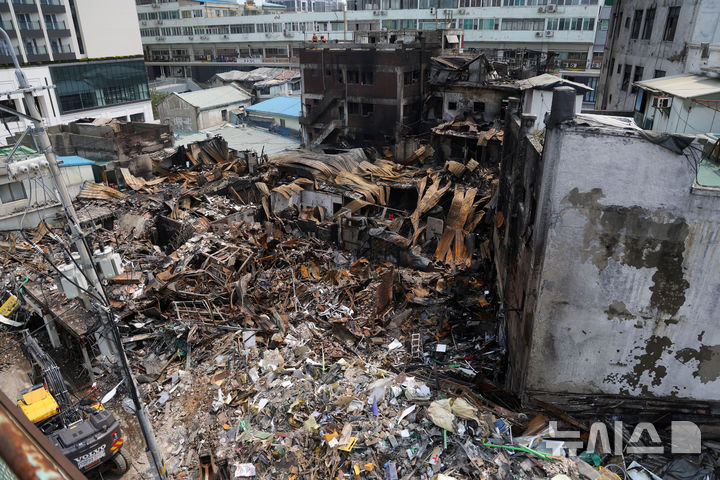 [서울=뉴시스] 홍효식 기자 = 경찰, 소방, 국립과학수사연구원, 가스공사 등 관계자들이 30일 서울 중구 을지로 세운상가 인근에서 화재 현장 합동 감식을 하고 있다. 2025.05.30. yesphoto@newsis.com
