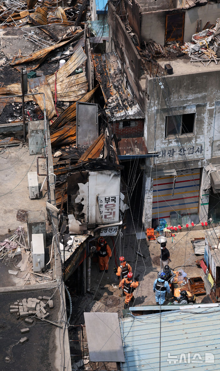 [서울=뉴시스] 홍효식 기자 = 경찰, 소방, 국립과학수사연구원, 가스공사 등 관계자들이 30일 서울 중구 을지로 세운상가 인근에서 화재 현장 합동 감식을 하고 있다. 2025.05.30. yesphoto@newsis.com