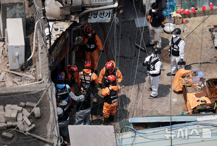 [서울=뉴시스] 홍효식 기자 = 경찰, 소방, 국립과학수사연구원, 가스공사 등 관계자들이 30일 서울 중구 을지로 세운상가 인근에서 화재 현장 합동 감식을 하고 있다. 2025.05.30. yesphoto@newsis.com