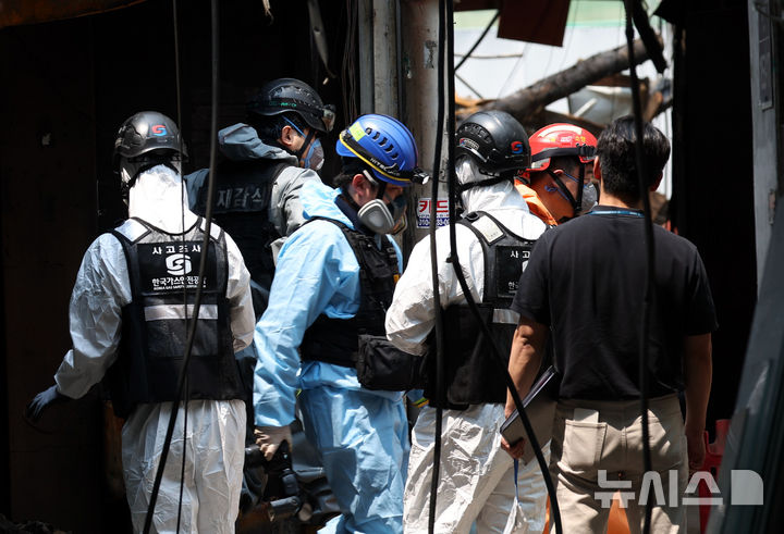 [서울=뉴시스] 홍효식 기자 = 경찰, 소방, 국립과학수사연구원, 가스공사 등 관계자들이 30일 서울 중구 을지로 세운상가 인근에서 화재 현장 합동 감식을 하고 있다. 2025.05.30. yesphoto@newsis.com