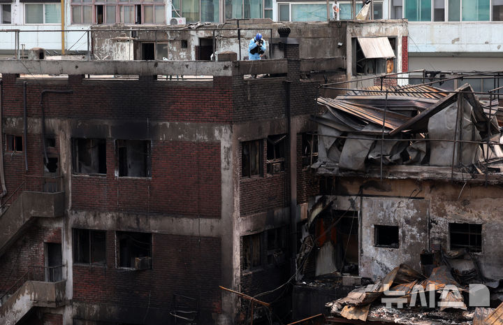 [서울=뉴시스] 홍효식 기자 = 경찰, 소방, 국립과학수사연구원, 가스공사 등 관계자들이 30일 서울 중구 을지로 세운상가 인근에서 화재 현장 합동 감식을 하고 있다. 2025.05.30. yesphoto@newsis.com