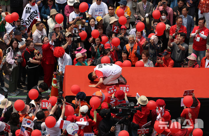 [이천=뉴시스] 고승민 기자 = 김문수 국민의힘 대선 후보가 30일 경기 이천시산림조합 앞 중리사거리에서 유세를 하기 전 큰절을 하고 있다. 2025.05.30. kkssmm99@newsis.com