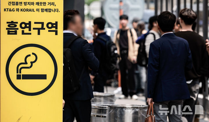 [서울=뉴시스] 정병혁 기자 = 서울 중구 서울역광장 흡연부스에서 시민들이 흡연을 하고 있다. 2025.05.30. jhope@newsis.com