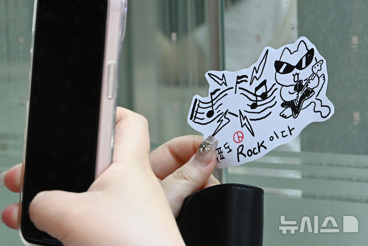 [수원=뉴시스] 김종택 기자 = 제21대 대통령선거 사전투표 둘째날인 30일 경기 수원시청 별관에 마련된 사전투표소에서 투표를 마친 유권자들이 투표 도장이 찍힌 그림을 들고 기념촬영을 하고 있다. 2025.05.30. jtk@newsis.com