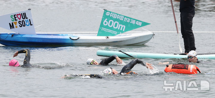 [서울=뉴시스] 조수정 기자 = 오세훈(오른쪽 두번째) 서울시장이 30일 서울 한강에서 제2회 쉬엄쉬엄 한강3종 축제 사전점검 및 깨끗한 한강 수질을 홍보하기 위해 잠실대교 남단 수중보에서 뚝섬수상안전교육장까지 1km 구간을 '수질 환상적'이라고 적은 부표를 몸에 매고 수영으로 도하하고 있다. 2025.05.30. chocrystal@newsis.com