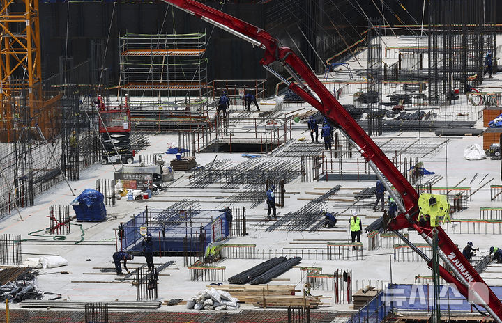 [서울=뉴시스] 김근수 기자 = 서울 시내의 대형 아파트 건설현장 모습. 2025.05.30. ks@newsis.com