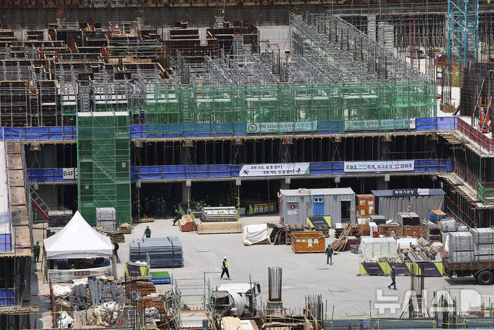 [서울=뉴시스] 김근수 기자 = 사진은 지난 5월 30일 서울 시내의 대형 아파트 건설현장 모습. 2025.05.30. ks@newsis.com