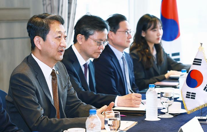 [서울=뉴시스] 안덕근 산업통상자원부 장관이 30일 서울 중구 롯데호텔에서 브루스 웨스터먼 미국 하원 천연자원위원회 위원장 및 의원단과 면담하고 있다. (사진=산업통상자원부 제공) 2025.05.30. photo@newsis.com *재판매 및 DB 금지