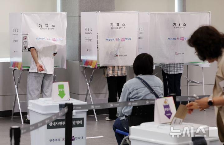 [부산=뉴시스] 하경민 기자 = 제21대 대통령선거 사전투표 기간인 30일 부산 연제구청에 마련된 사전투표소에서 시민들이 소중한 한 표를 행사하고 있다. 2025.05.30. yulnetphoto@newsis.com