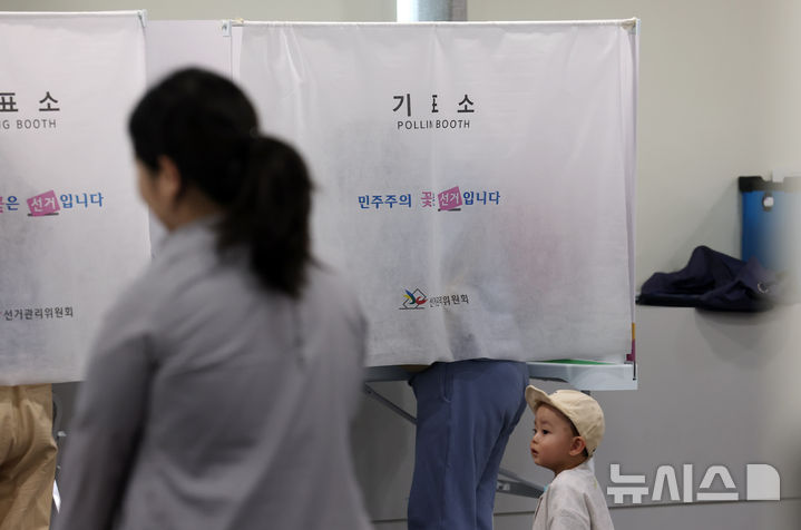 [부산=뉴시스] 하경민 기자 = 제21대 대통령선거 사전투표 기간인 30일 부산 연제구청에 마련된 사전투표소에서 한 어린이가 소중한 한 표를 행사하는 부모를 기다리고 있다. 2025.05.30. yulnetphoto@newsis.com