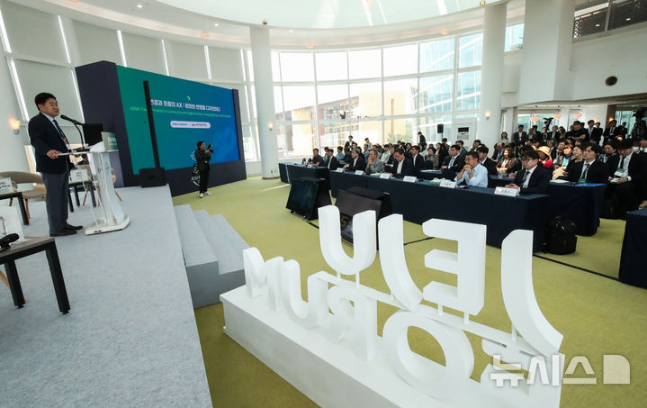 [서귀포=뉴시스] 우장호 기자 = 오영훈 제주지사가 30일 제주 서귀포시 중문동 제주국제컨벤션센터에서 열린&nbsp; '제20회 평화와 번영을 위한 제주포럼' 내 제주도 세션 '연결과 포용의 AX : 평화와 번영을 디자인하다'에서 환영사를 하고 있다. 2025.05.30. woo1223@newsis.com