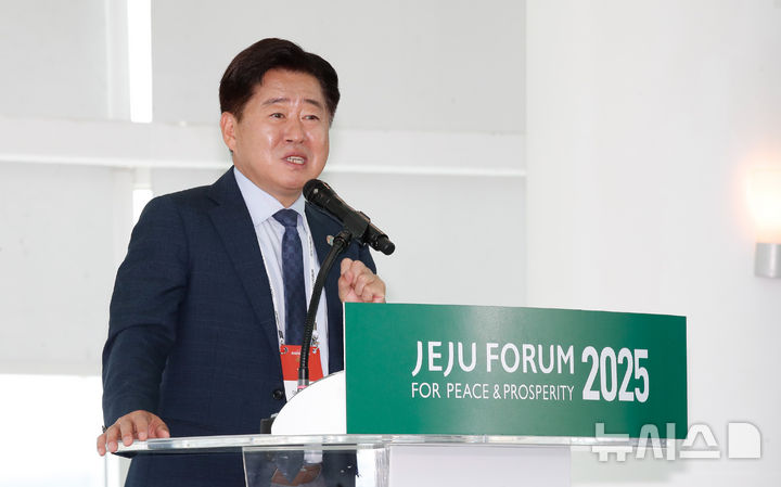 [서귀포=뉴시스] 우장호 기자 = 오영훈 제주지사가 30일 제주 서귀포시 중문동 제주국제컨벤션센터에서 열린 '제20회 평화와 번영을 위한 제주포럼' 내 제주도 세션 '연결과 포용의 AX : 평화와 번영을 디자인하다'에서 환영사를 하고 있다. 2025.05.30. woo1223@newsis.com