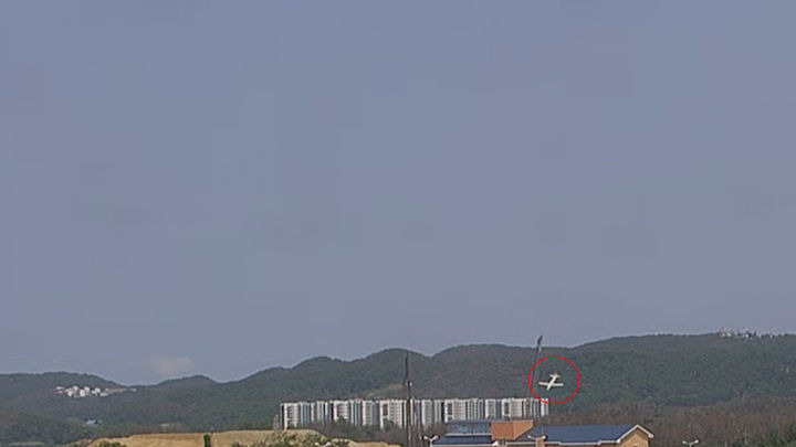 [서울=뉴시스] 해군은 지난 29일 경북 포항에서 추락한 해상초계기(P-3) 모습이 담긴 CCTV 영상을 30일 공개했다. 사고 당시 탑승했던 승무원 4명이 숨졌다. 이들은 4명은 정조종사 고(故) 박진우 중령(이하 진급된 계급), 부조종사 고 이태훈 소령, 전술사 고 윤동규 상사, 전술사 고 강신원 상사다. (사진=공군 제공) 2025.05.30. photo@newsis.com *재판매 및 DB 금지