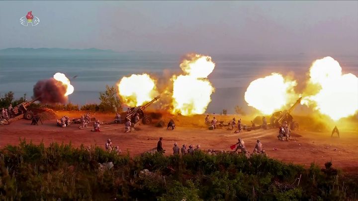 [서울=뉴시스] = 김정은 북한 국무위원장이 지난 29일 조선인민군 대연합부대 포병구분대 포사격경기를 참관했다고 조선중앙TV가 30일 보도했다. (사진 = 조선중앙TV 캡처) 2025.05.30. photo@newsis.com *재판매 및 DB 금지