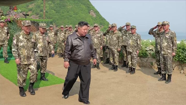 [서울=뉴시스] = 김정은 북한 국무위원장이 지난달 29일 조선인민군 대연합부대 포병구분대 포사격경기를 참관했다고 조선중앙TV가 30일 보도했다. (사진 = 조선중앙TV 캡처) 2025.05.30. photo@newsis.com *재판매 및 DB 금지