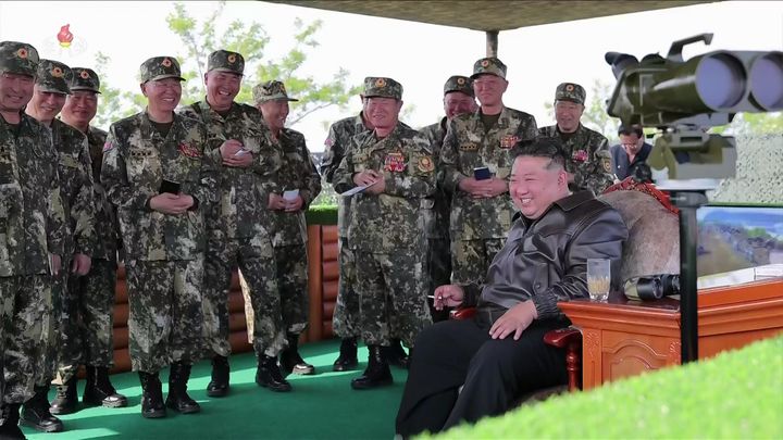 [서울=뉴시스] = 김정은 북한 국무위원장이 지난5월 29일 조선인민군 대연합부대 포병구분대 포사격경기를 참관했다고 조선중앙TV가 30일 보도했다. (사진 = 조선중앙TV 캡처) 2025.05.30. photo@newsis.com *재판매 및 DB 금지