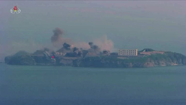 [서울=뉴시스] = 김정은 북한 국무위원장이 지난 29일 조선인민군 대연합부대 포병구분대 포사격경기를 참관했다고 조선중앙TV가 30일 보도했다. (사진 = 조선중앙TV 캡처) 2025.05.30. photo@newsis.com *재판매 및 DB 금지