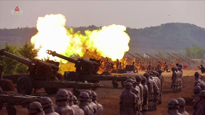 [서울=뉴시스] = 김정은 북한 국무위원장이 지난 5월 29일 조선인민군 대연합부대 포병구분대 포사격경기를 참관했다고 조선중앙TV가 30일 보도했다. (사진 = 조선중앙TV 캡처) 2025.08.12. photo@newsis.com *재판매 및 DB 금지