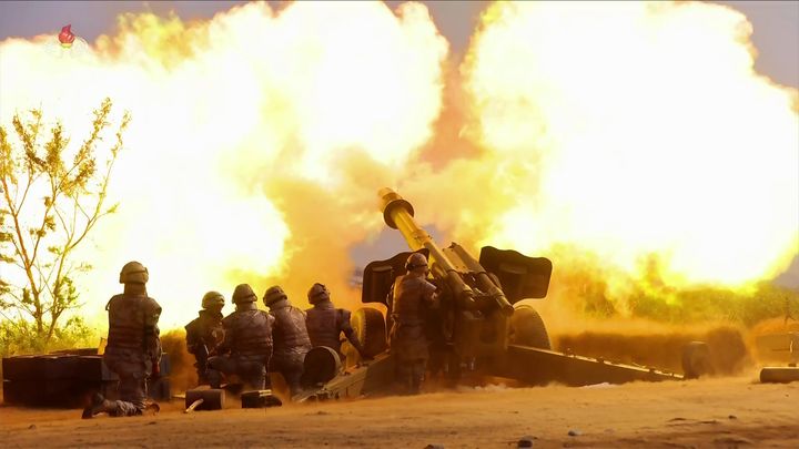 [서울=뉴시스] = 김정은 북한 국무위원장이 지난 29일 조선인민군 대연합부대 포병구분대 포사격경기를 참관했다고 조선중앙TV가 30일 보도했다. (사진 = 조선중앙TV 캡처) 2025.05.30. photo@newsis.com *재판매 및 DB 금지