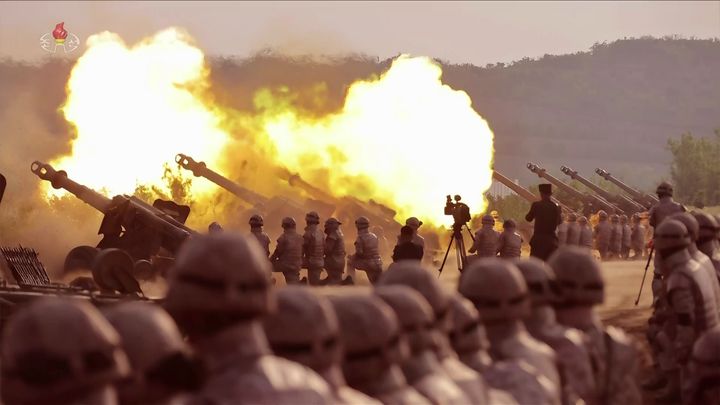 [서울=뉴시스] = 김정은 북한 국무위원장이 지난 29일 조선인민군 대연합부대 포병구분대 포사격경기를 참관했다고 조선중앙TV가 30일 보도했다. (사진 = 조선중앙TV 캡처) 2025.05.30. photo@newsis.com *재판매 및 DB 금지