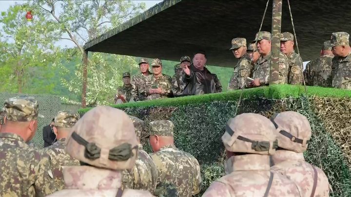 [서울=뉴시스] = 김정은 북한 국무위원장이 지난 29일 조선인민군 대연합부대 포병구분대 포사격경기를 참관했다고 조선중앙TV가 30일 보도했다. (사진 = 조선중앙TV 캡처) 2025.05.30. photo@newsis.com *재판매 및 DB 금지