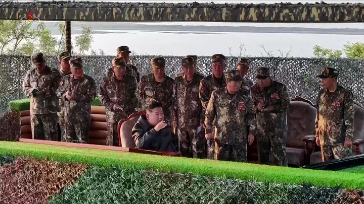 [서울=뉴시스] = 김정은 북한 국무위원장이 지난 29일 조선인민군 대연합부대 포병구분대 포사격경기를 참관했다고 조선중앙TV가 30일 보도했다. (사진 = 조선중앙TV 캡처) 2025.05.30. photo@newsis.com *재판매 및 DB 금지